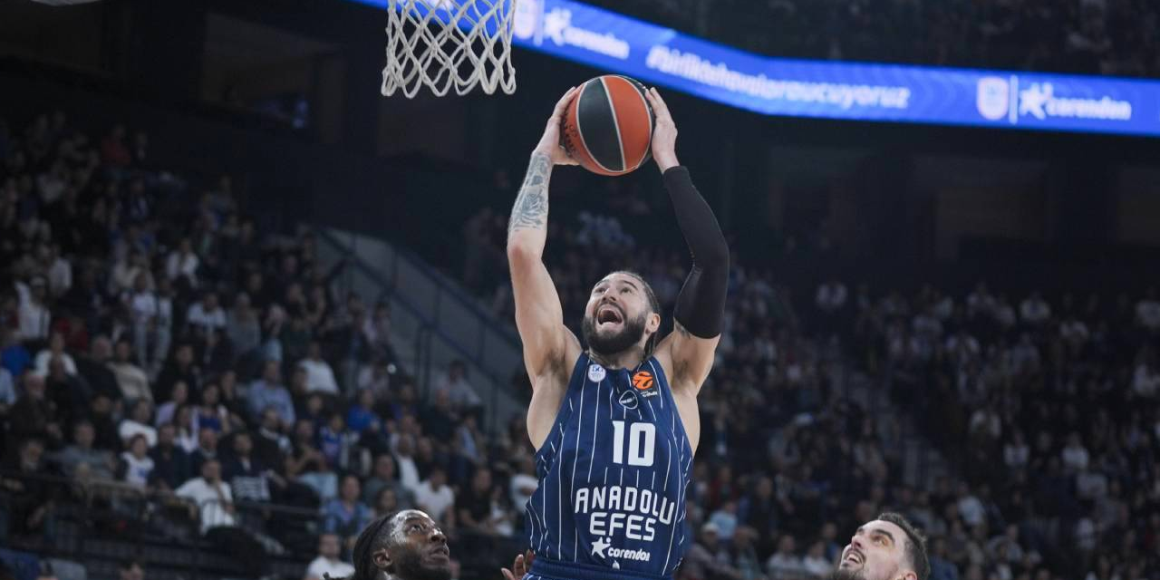 Anadolu Efes, Barcelona’yı 0.3 saniye kala devirdi!