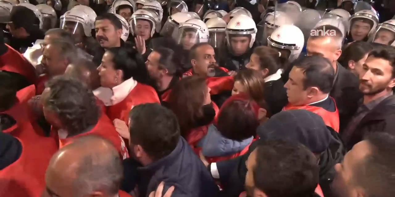 Meclis'e yürümek isteyen Eğitim-İş üyelerine polis engeli