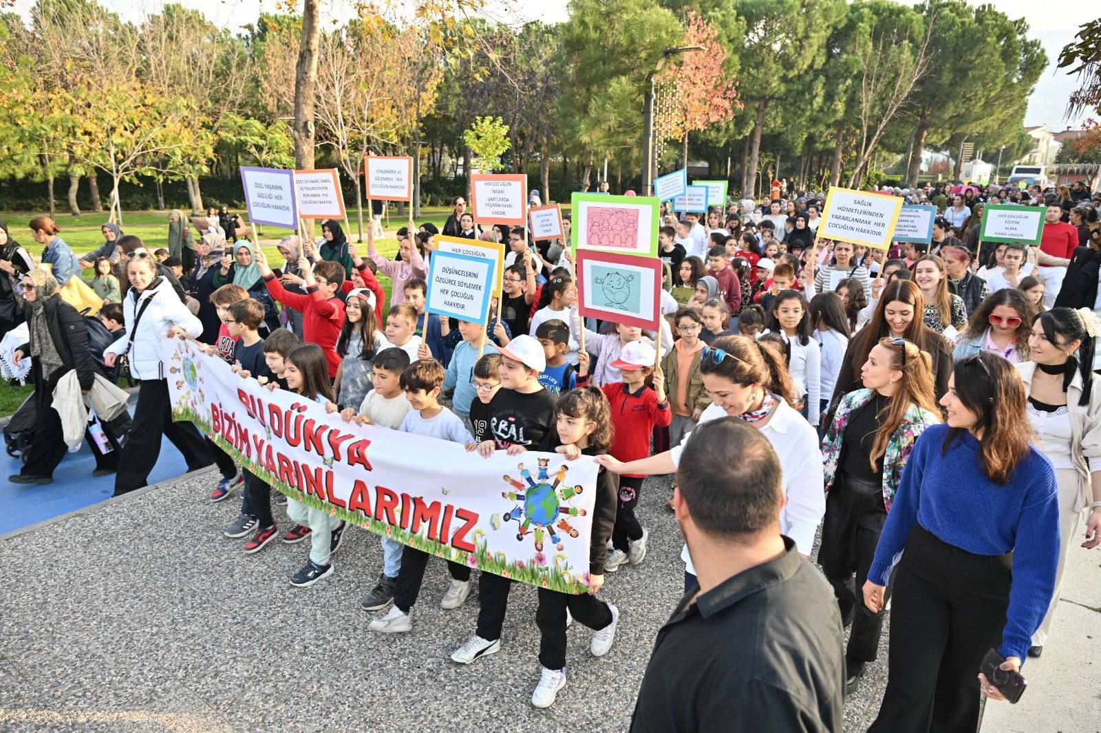 Manisa’da çocuk hakları şenliği: Minikler hem öğrendi hem eğlendi