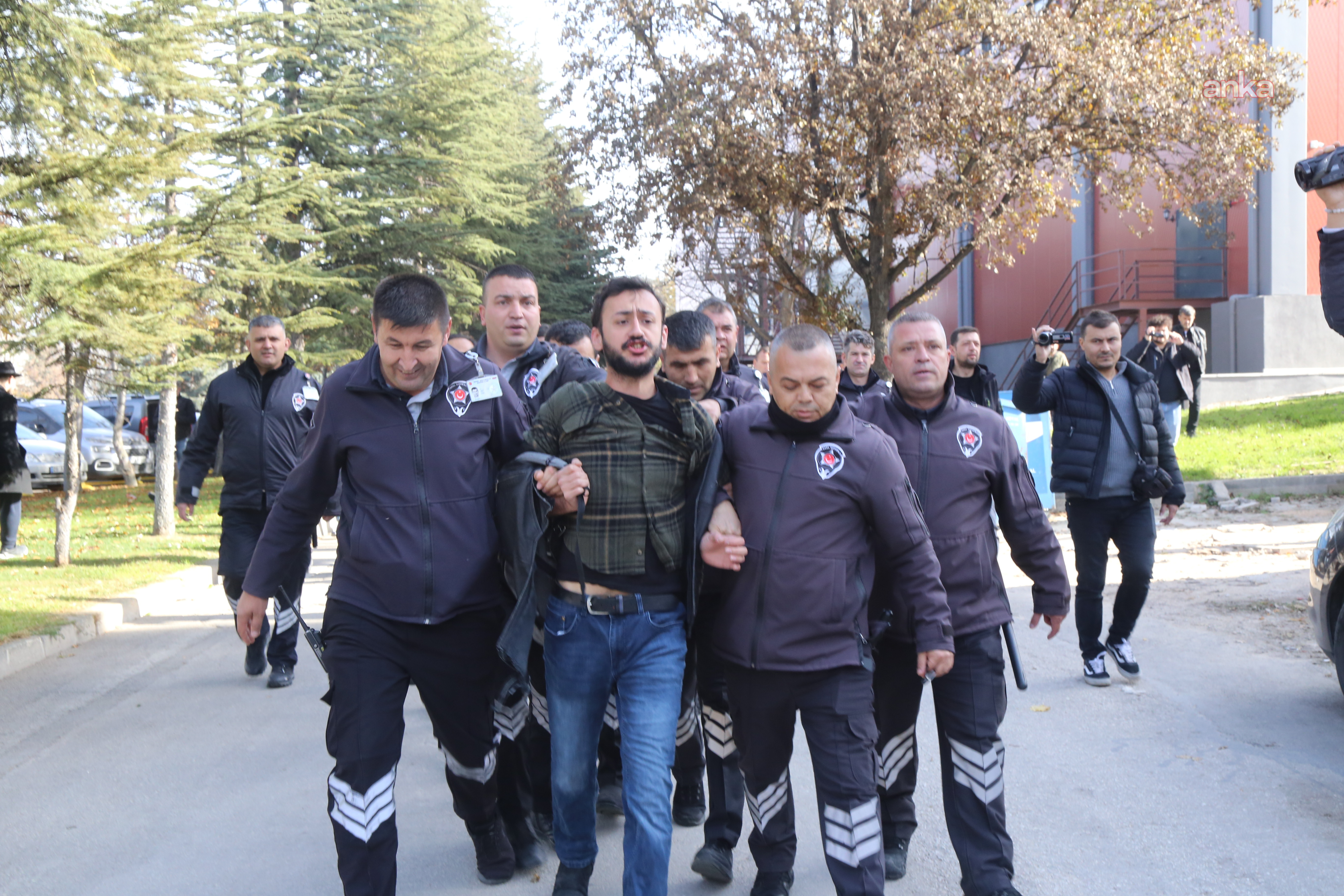 Anadolu Üniversitesi’nde yemekhane protestosu: Öğrenciler yaka paça dışarı çıkarıldı
