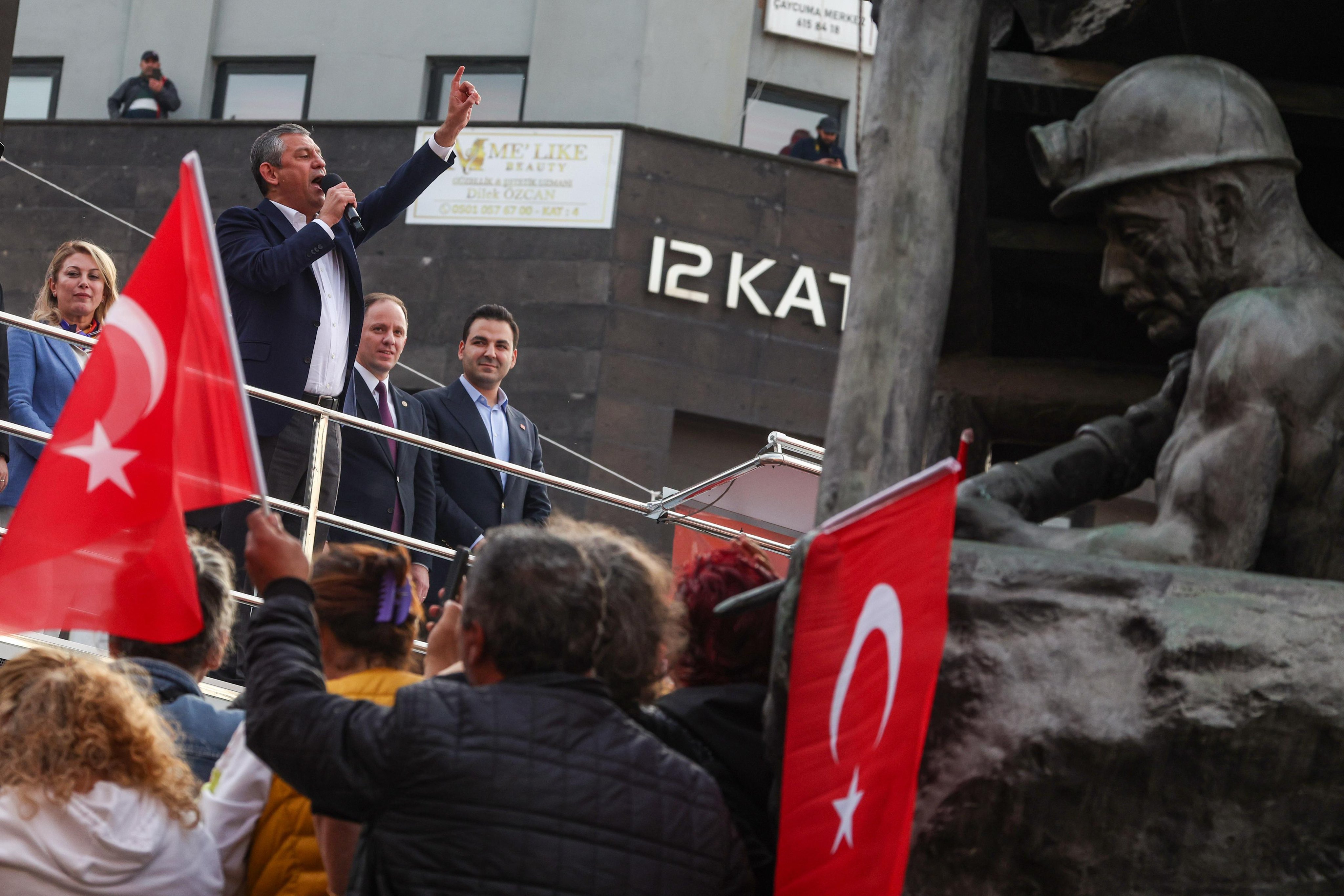 Özel'den Zonguldak'ta İmralı eleştirilerine yanıt: Siyasiler tutuklu, kayyımlar yönetimde, çözümün önünde engel biz değiliz