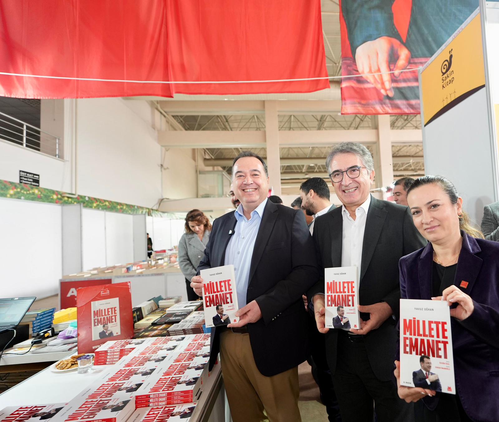 Manisa Kitap Fuarı'nda 'Millete Emanet' imzası