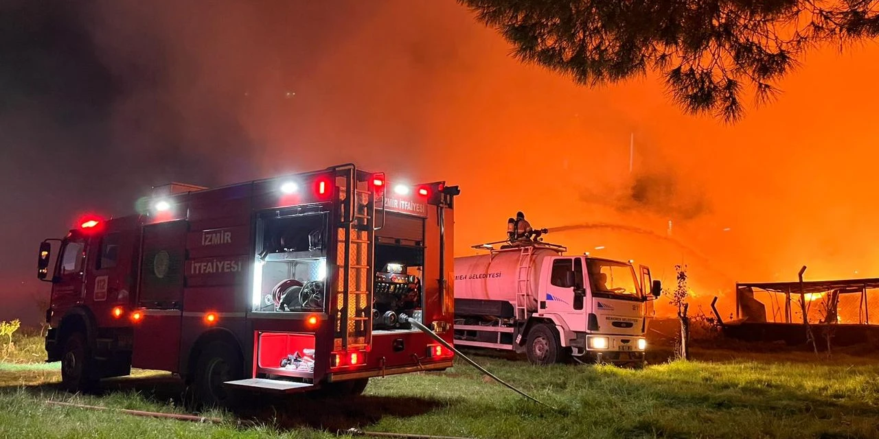 İzmir'de çöp depolama alanında yangın: Alevler bir anda yükseldi