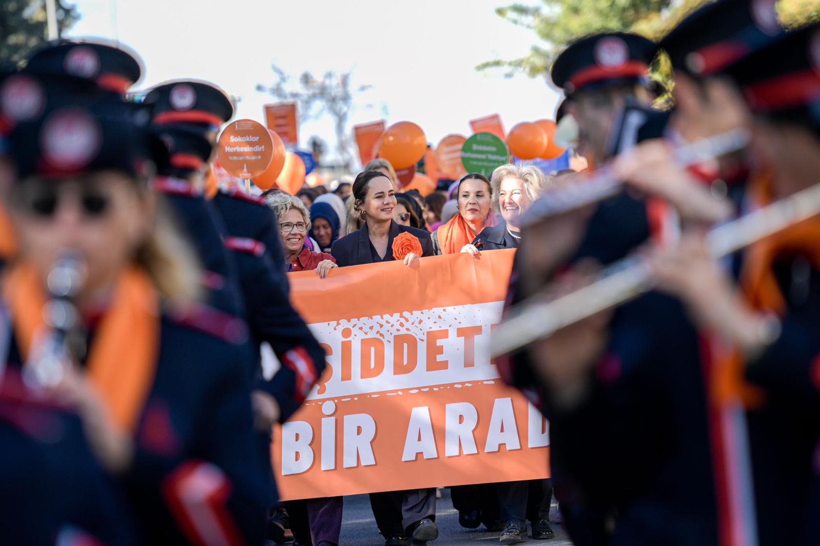 Kadına şiddete karşı İzmir’de turuncu dayanışma