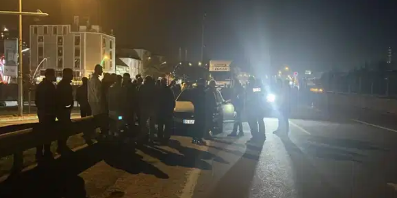 Kocaeli'nde feci kaza! Motosiklet tır şoförüne çarptı; 2 kişi hayatını kaybetti