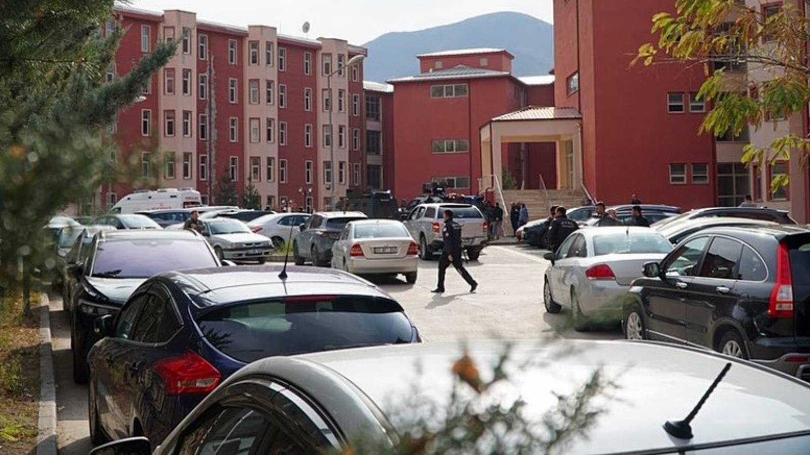 Bir memur, kadın personeli silahla rehin aldı! Gümüşhane Üniversitesi’nden "Olay kontrol altına alındı" açıklaması...