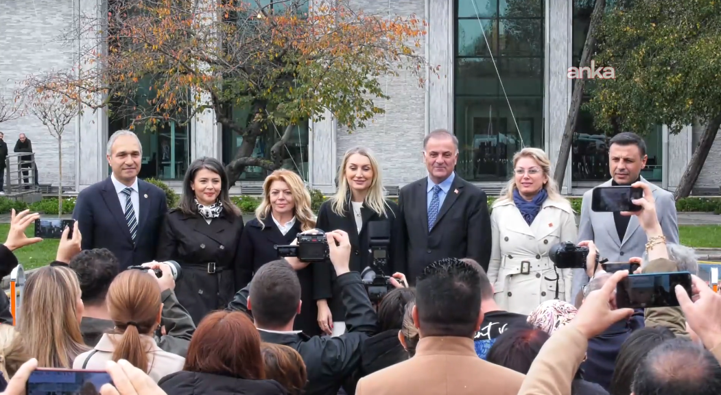 Aile Dayanışma Ağı 14’üncü kez Saraçhane’de: CHP lideri Özel canlı bağlantıyla katıldı
