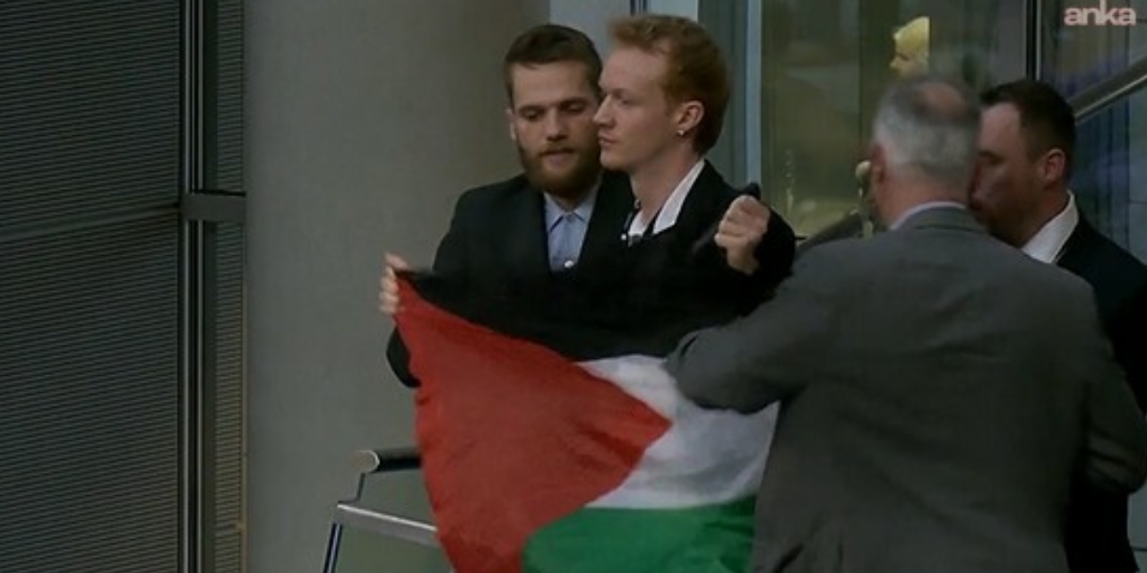 Almanya Dışişleri Bakanı Wadephul’a "Gazze" protestosu: Filistin bayrağı açan ziyaretçi salondan çıkarıldı