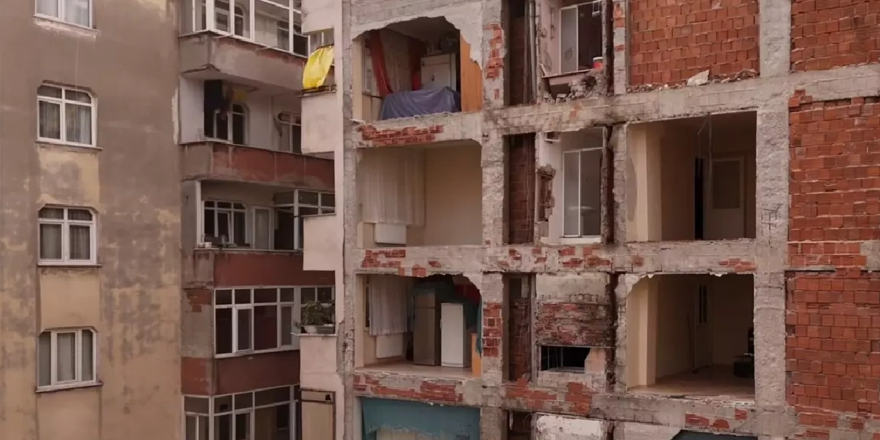 Bahçelievler'de şok eden manzara: Yıkım sonrası bitişikteki binanın duvarının olmadığı ortaya çıktı