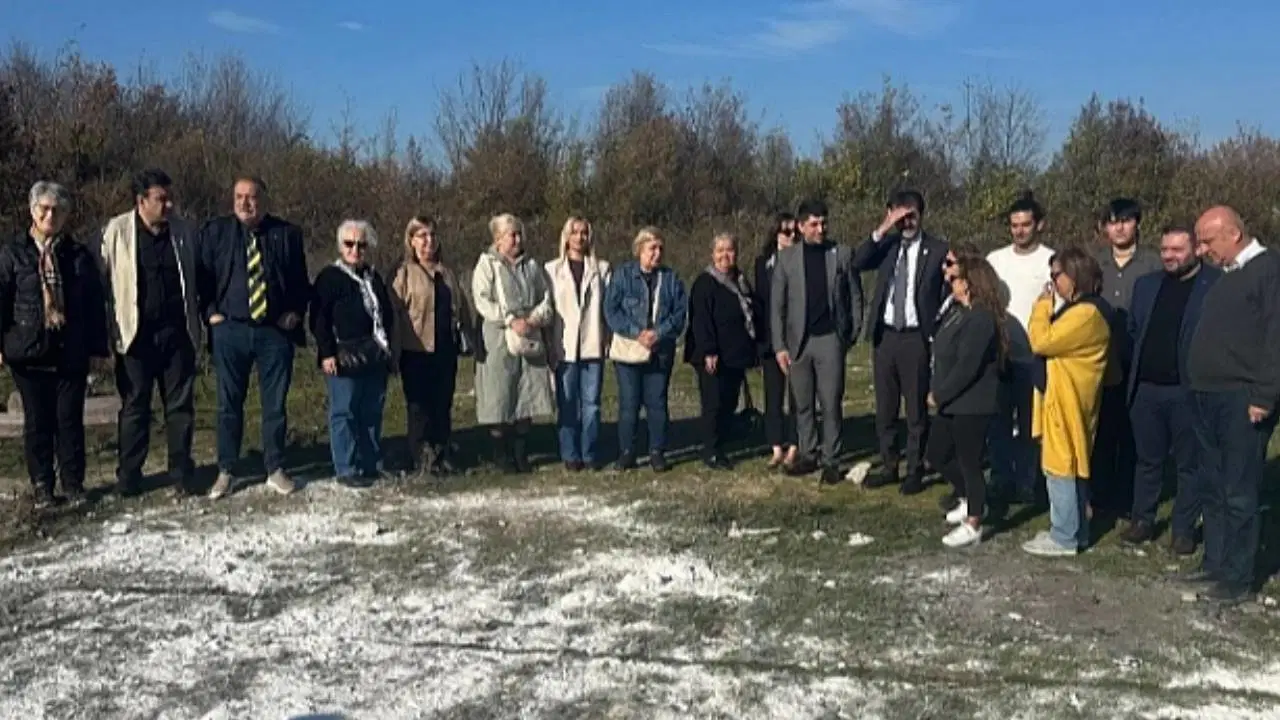Çöp konteynerinde 9 ölü köpek bulundu, CHP heyeti barınağa alınmadı