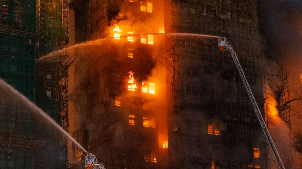 Hong Kong’daki site yangını 2 gündür devam ediyor, can kaybı 94’e yükseldi