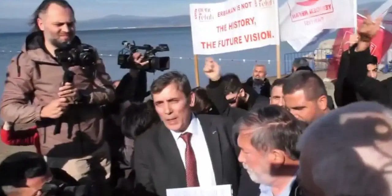Yeniden Refah Atatürk'ü örnek gösterdi: Papa'nın gelişini protesto etti