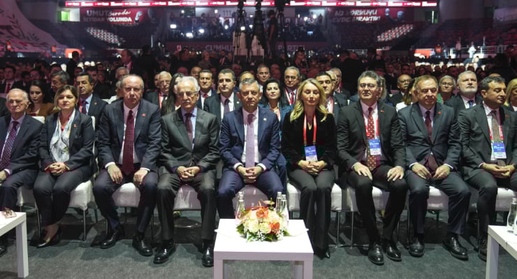 CHP kurultayında Erdoğan yuhalandı: AKP heyeti salonu terk etti