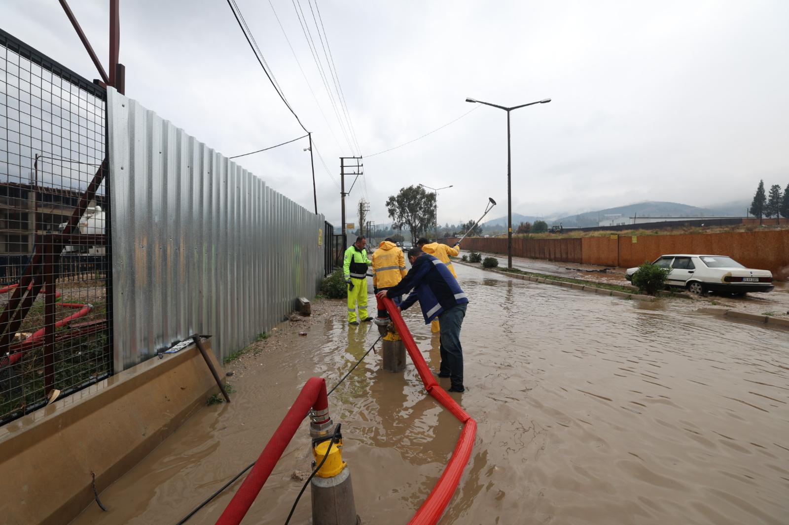 İzmir’de sağanak alarmı: Ekipler kıyı ilçelerinde seferber oldu