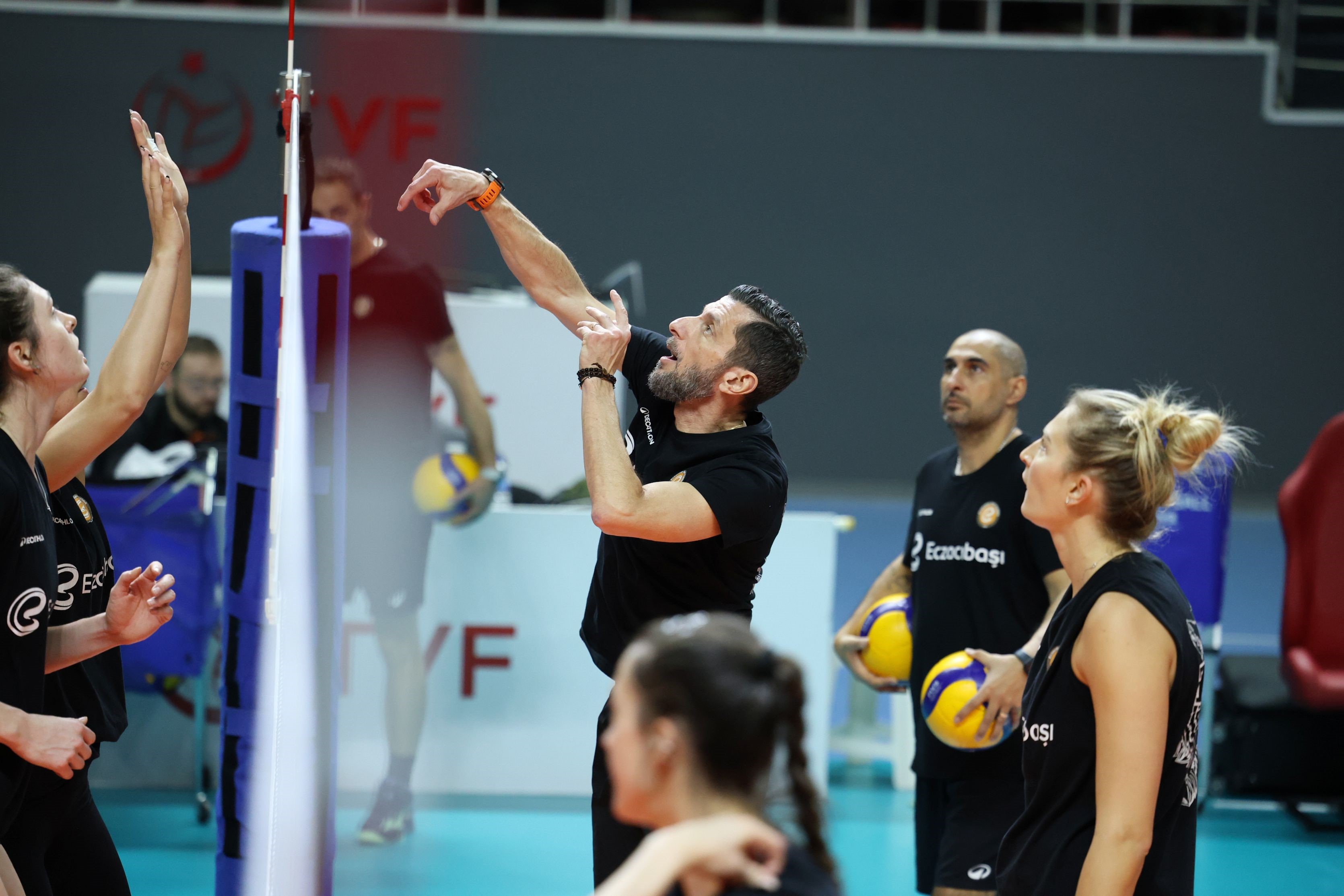 Eczacıbaşı Dynavit, Sultanlar Ligi’nde THY deplasmanına çıkıyor