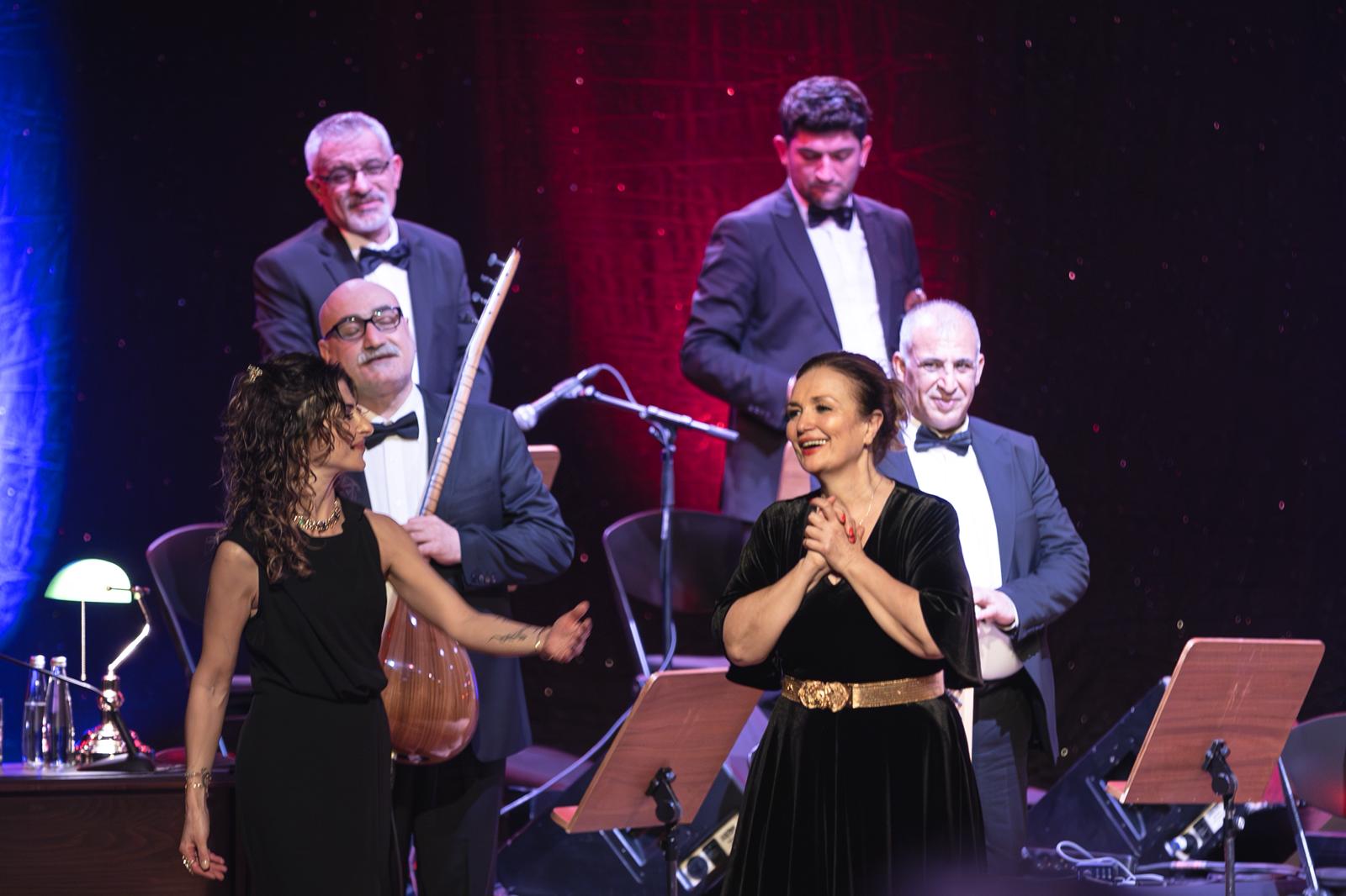 İş Sanat’ta “Radyo Günleri” türkü severleri zamanda yolculuğa çıkardı