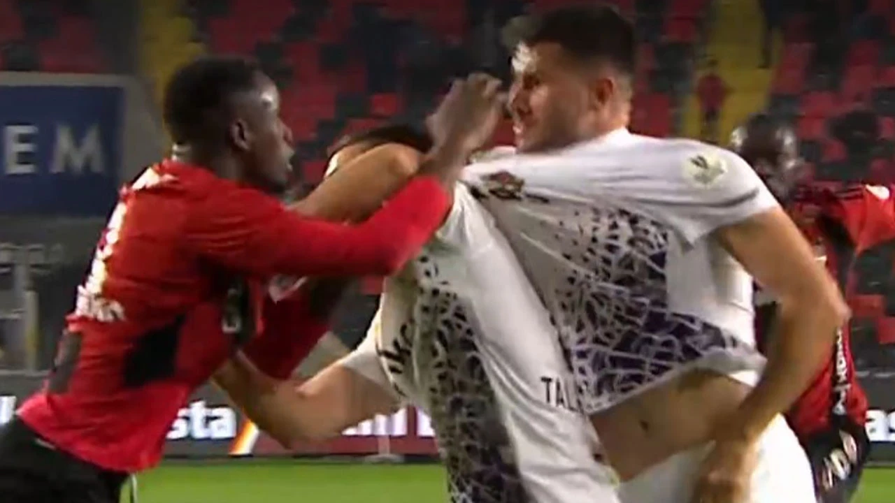Sahada kavga, arkada gol: Süper Lig'de şaşkına çeviren an