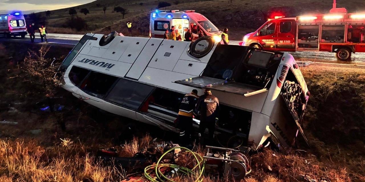 Yolcu otobüsü şarampole devrildi: Ölüler ve yaralılar var