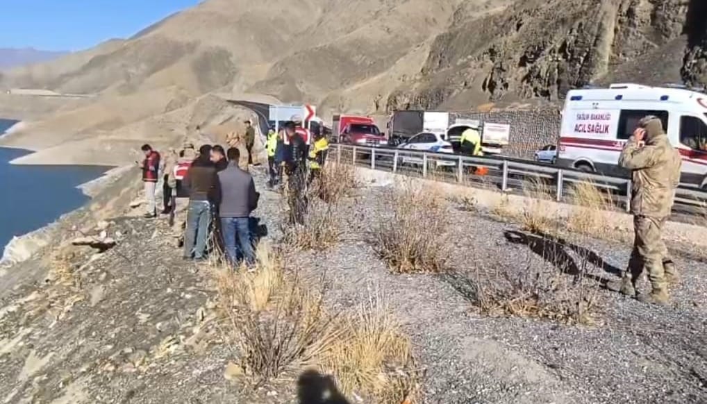 Van’da göle uçan otomobilden iki kişinin cansız bedenine ulaşıldı