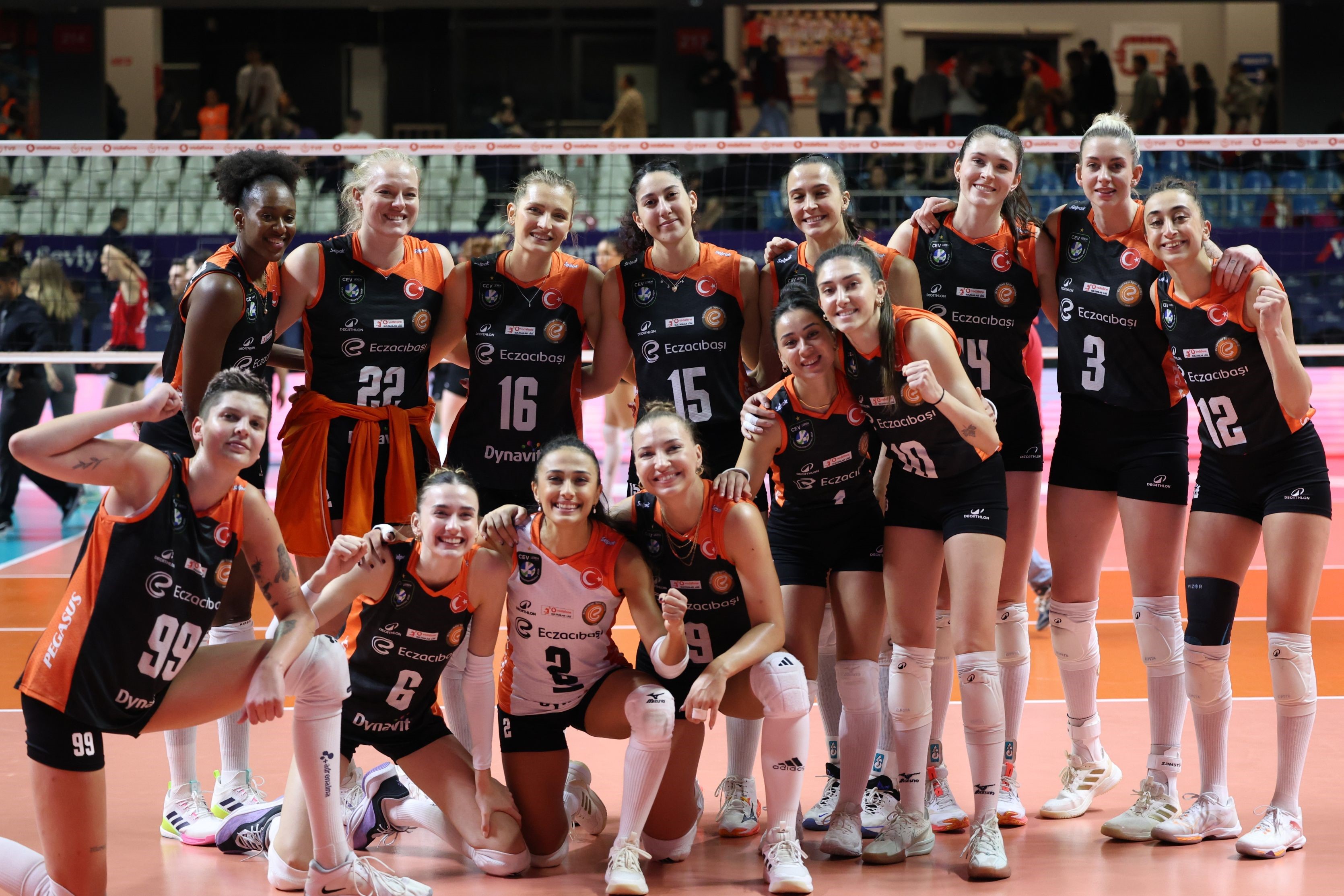 Eczacıbaşı Dynavit deplasmanda THY’yi set vermeden geçti