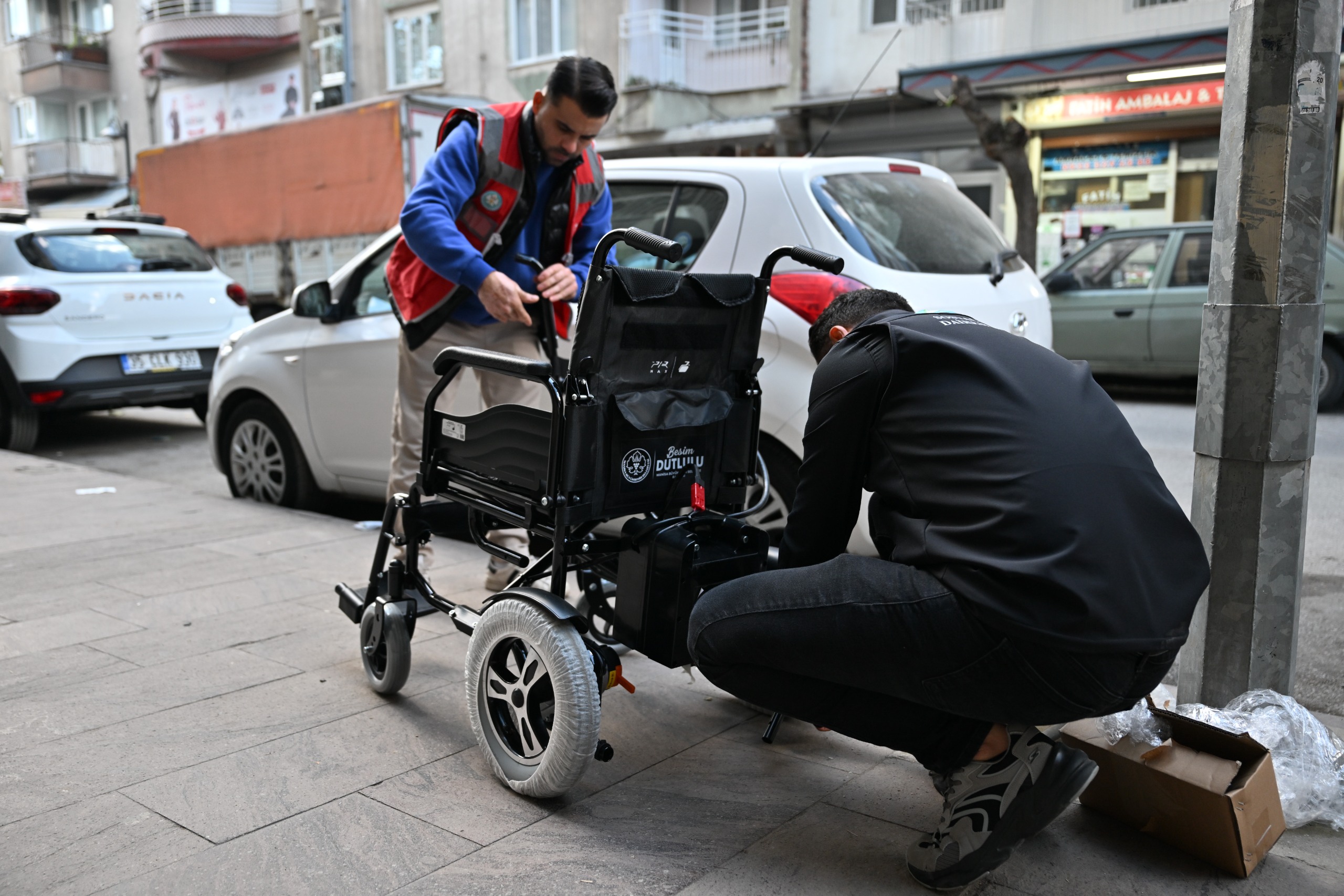 Manisa’da engelli bireylere medikal destek sürüyor