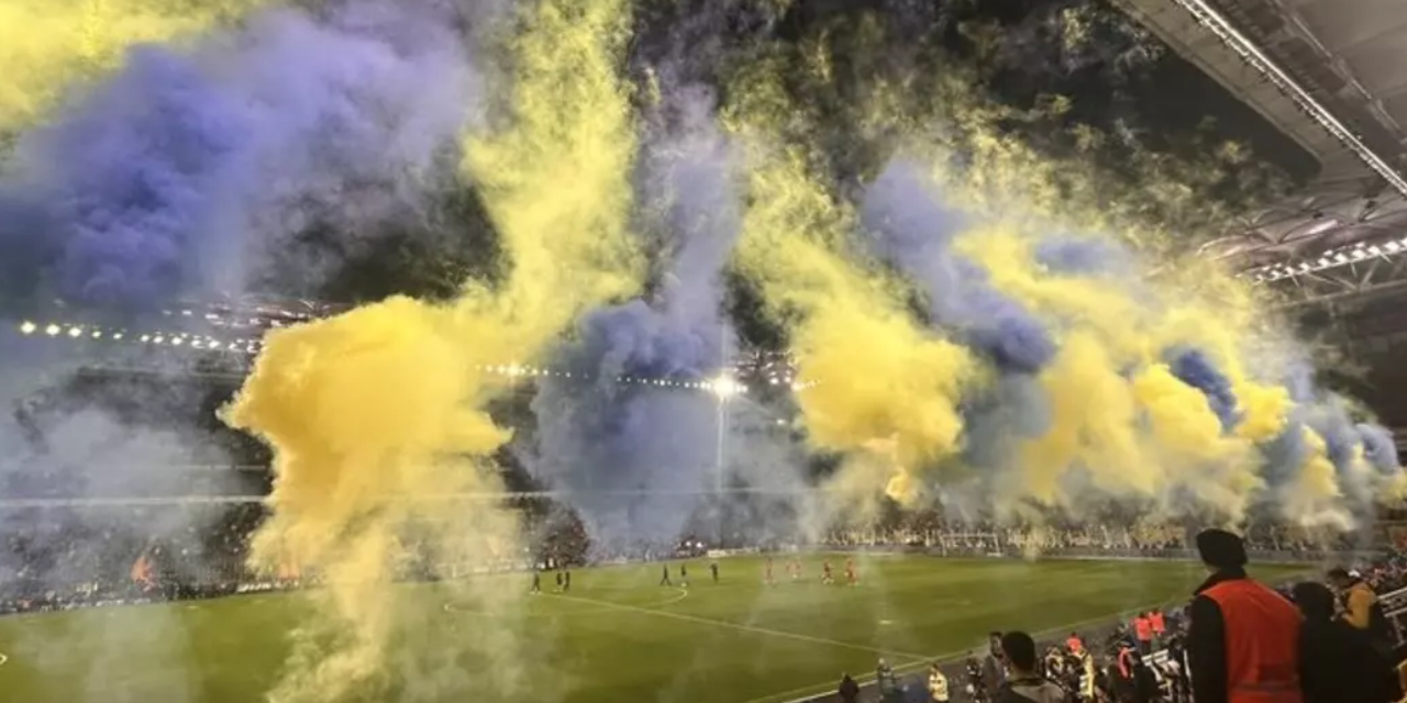 Kadıköy'de Galatasaraylı futbolculara sürpriz karşılama: Her yeri sarı lacivert kapladı!