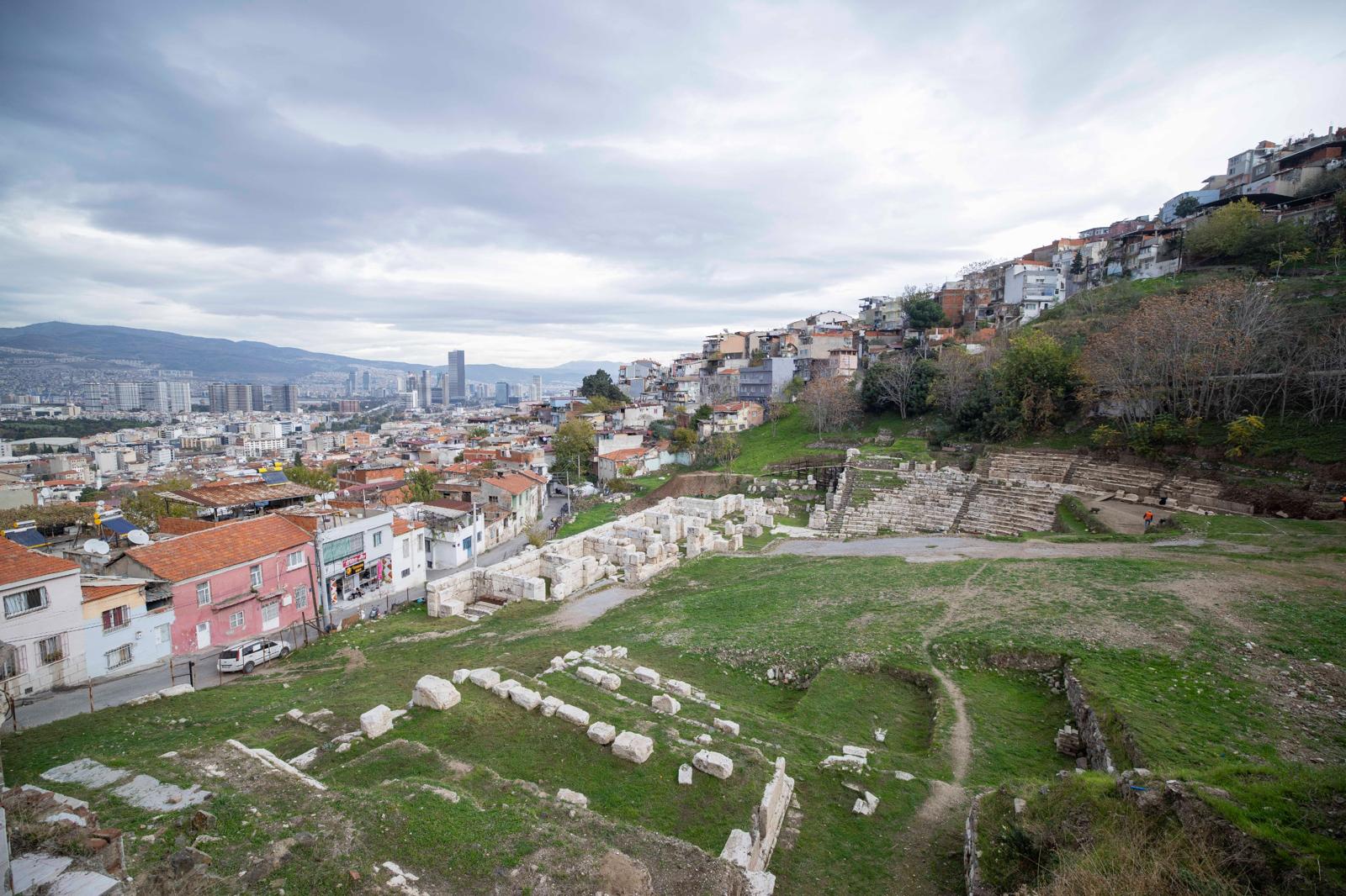 Smyrna'nın 20 bin kişilik tiyatrosu gün yüzüne çıkıyor