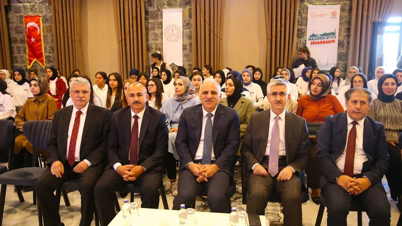 MEB'in düzenlediği etkinlikte kız çocuklarına "çalışmayın, evde oturun" denildi!