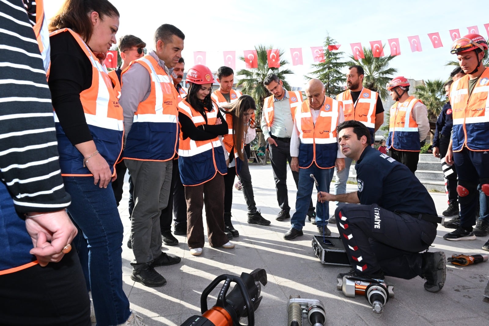 Büyükşehir afetlere hazırlık için mahalle afet gönüllüleri projesini başlattı