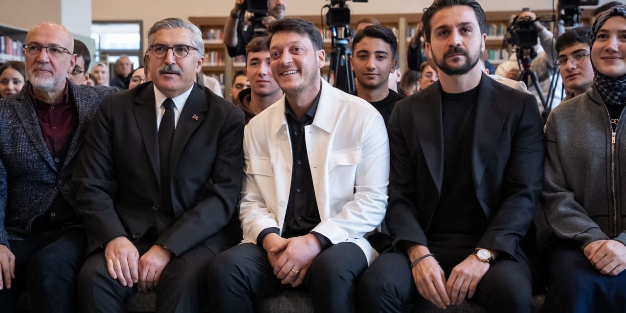 AKP'li Mesut Özil: Türk milli takımında oynamayı düşündüm