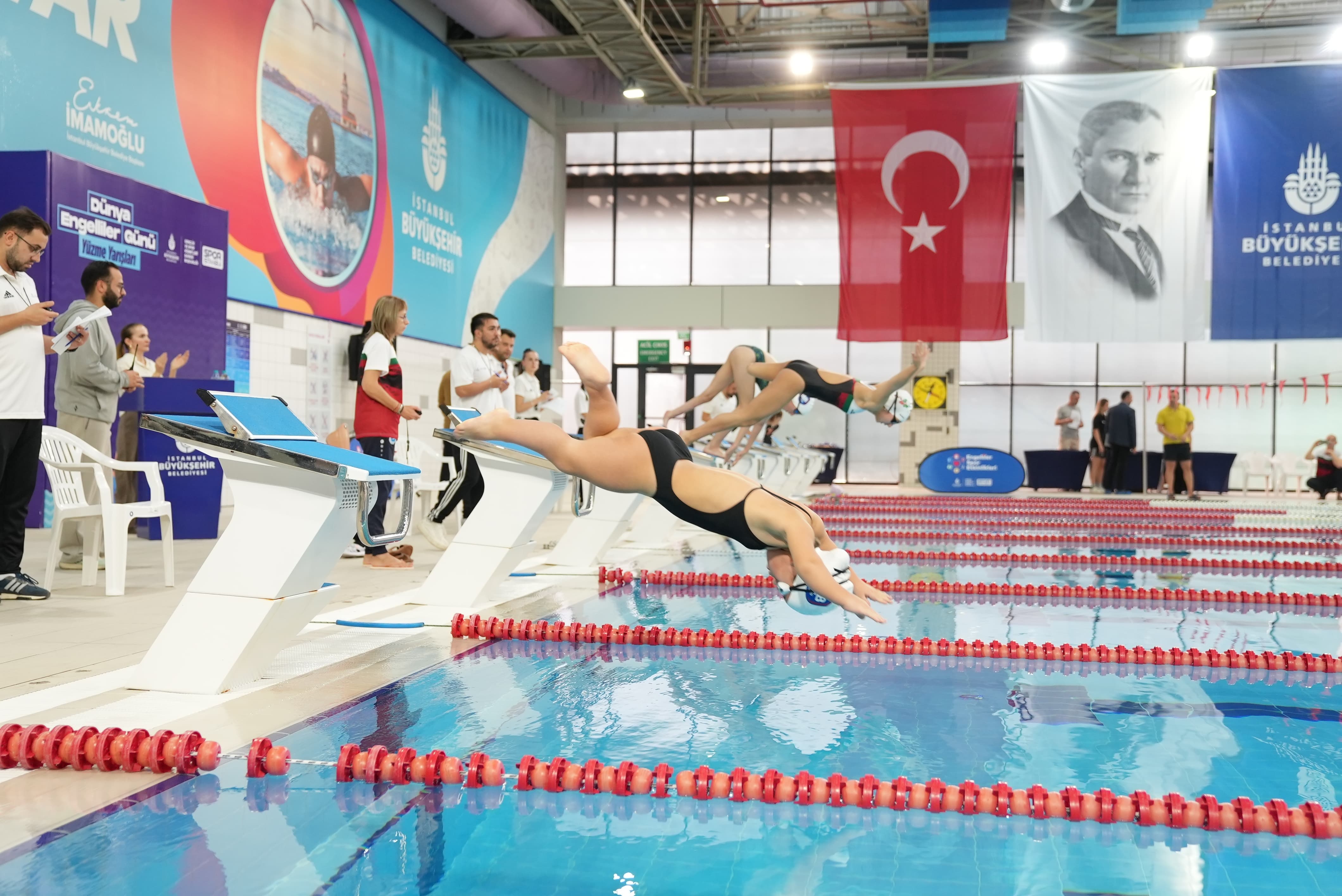 Engelli sporcular eşitlik için yüzdü