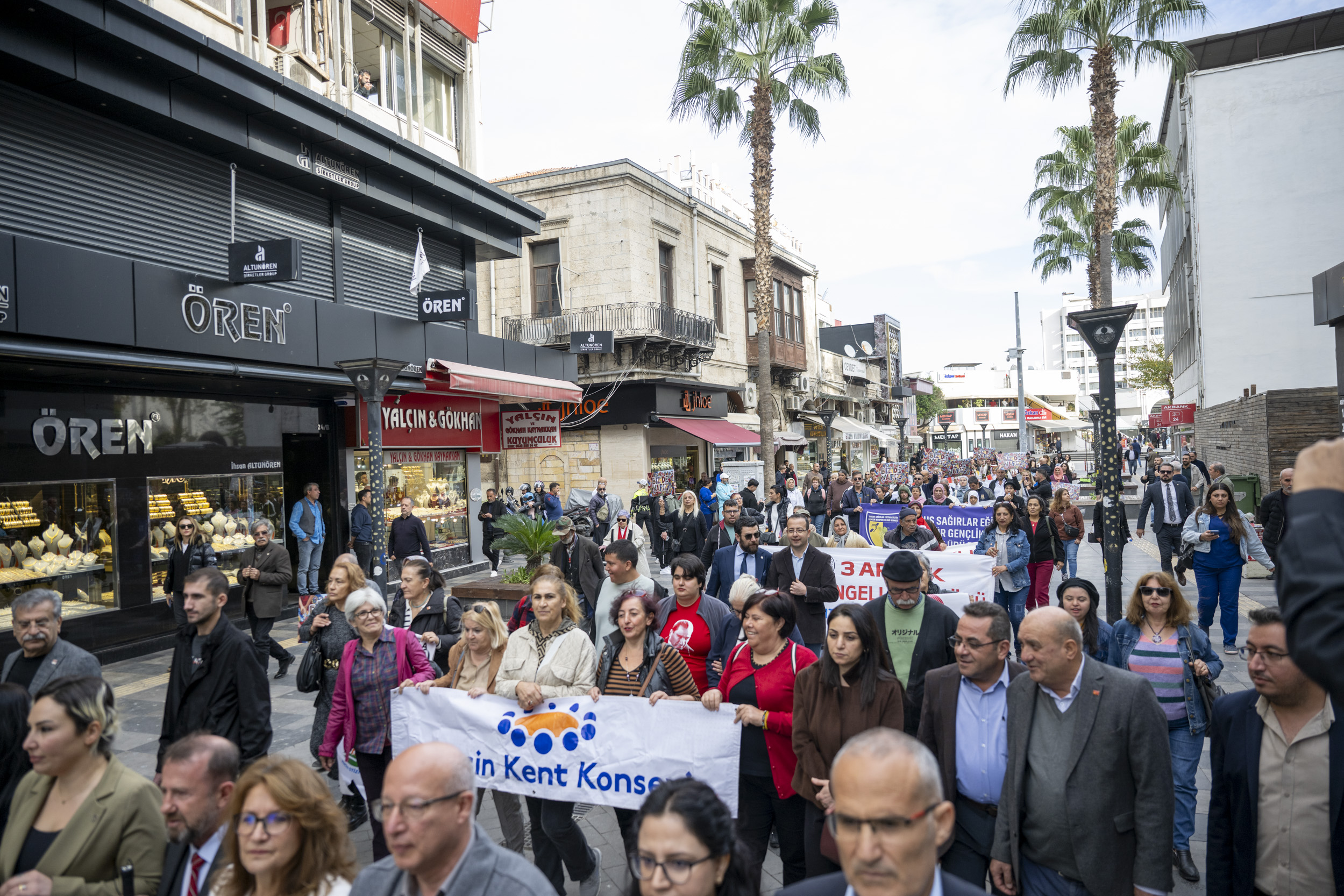 Mersin'de Dünya Engelliler Günü'nde farkındalık yürüyüşü