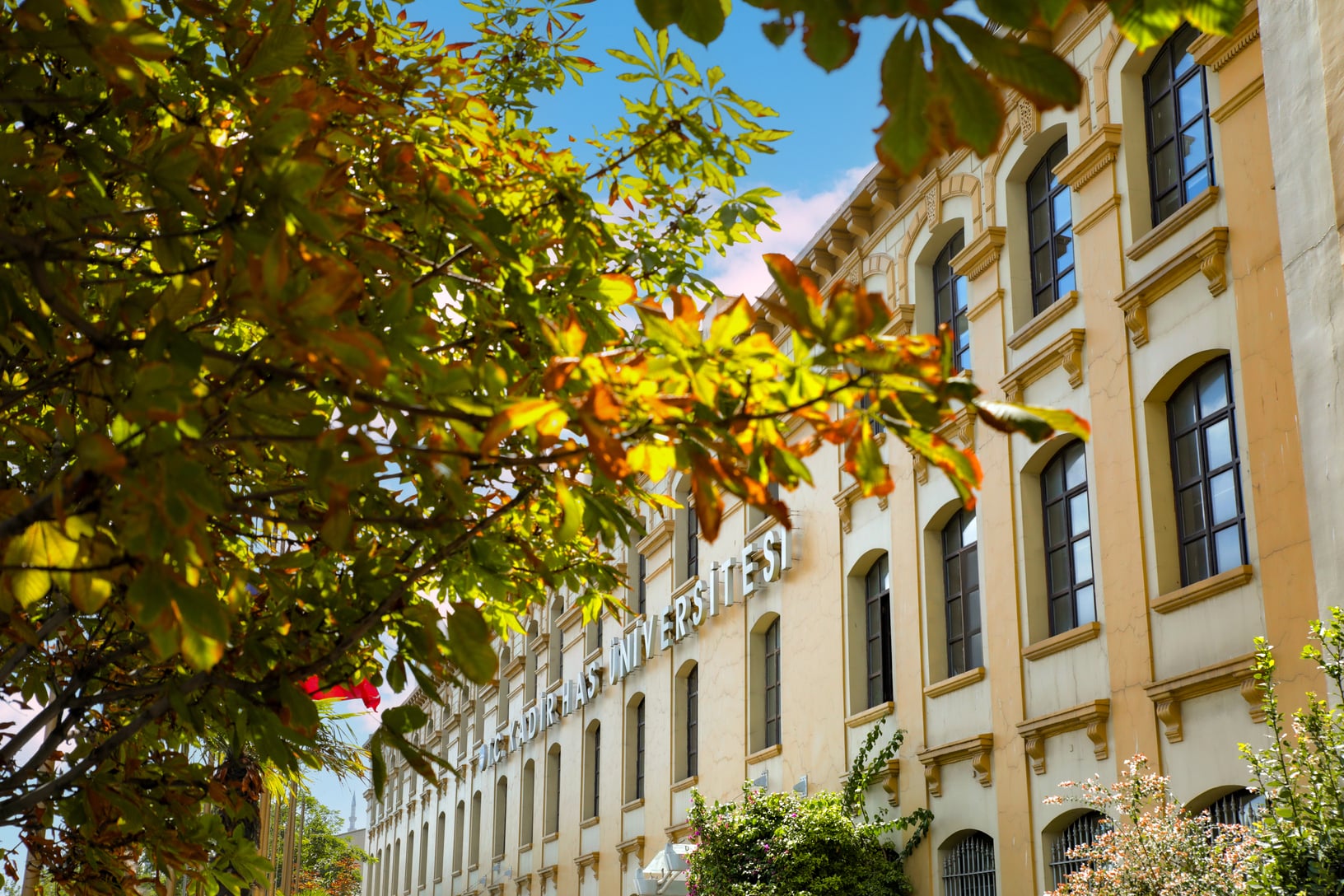 Kadir Has Üniversitesi'nde Prof. Dr. Ayşe Başar rektörlük görevine getirildi