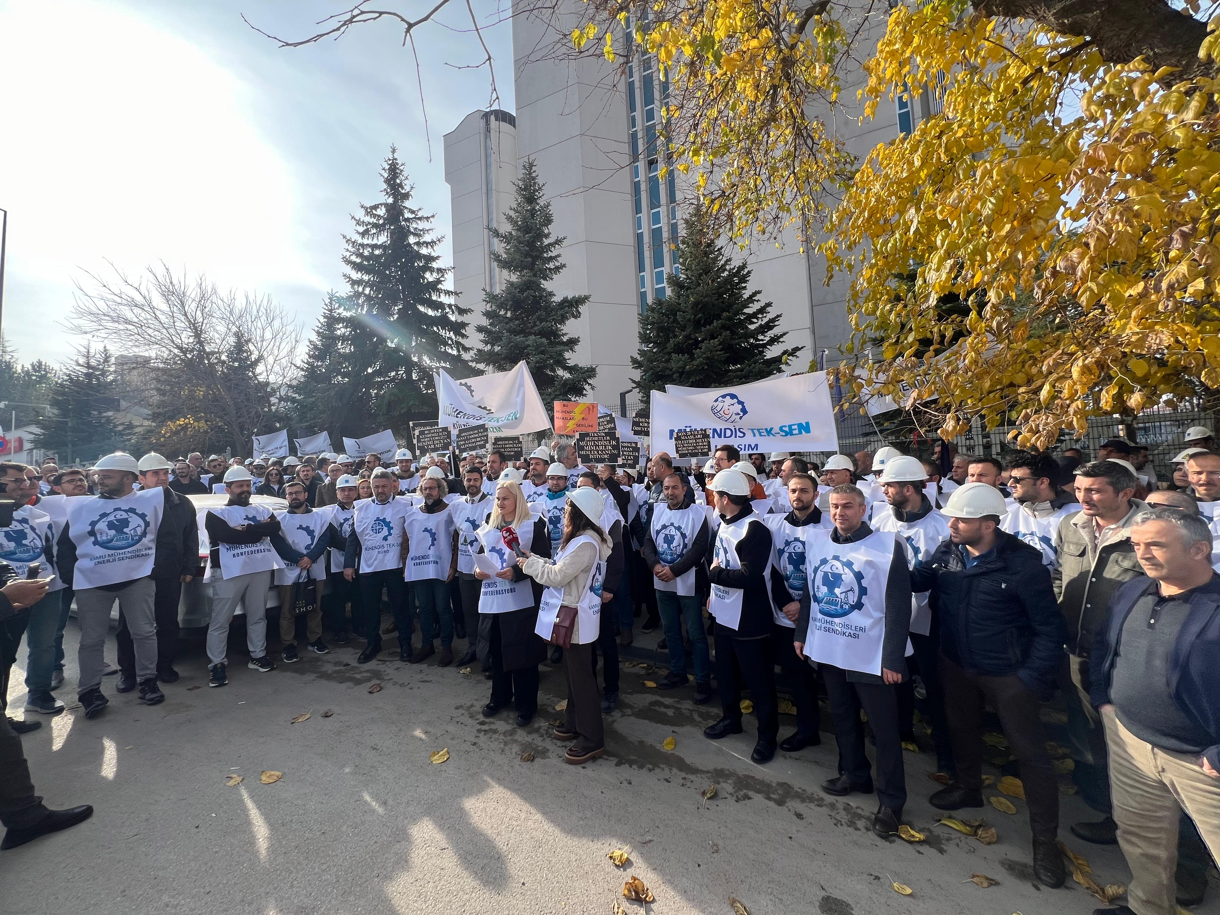 Kamu mühendislerinden Çalışma Bakanlığı önünde 'seyyanen zam' protestosu
