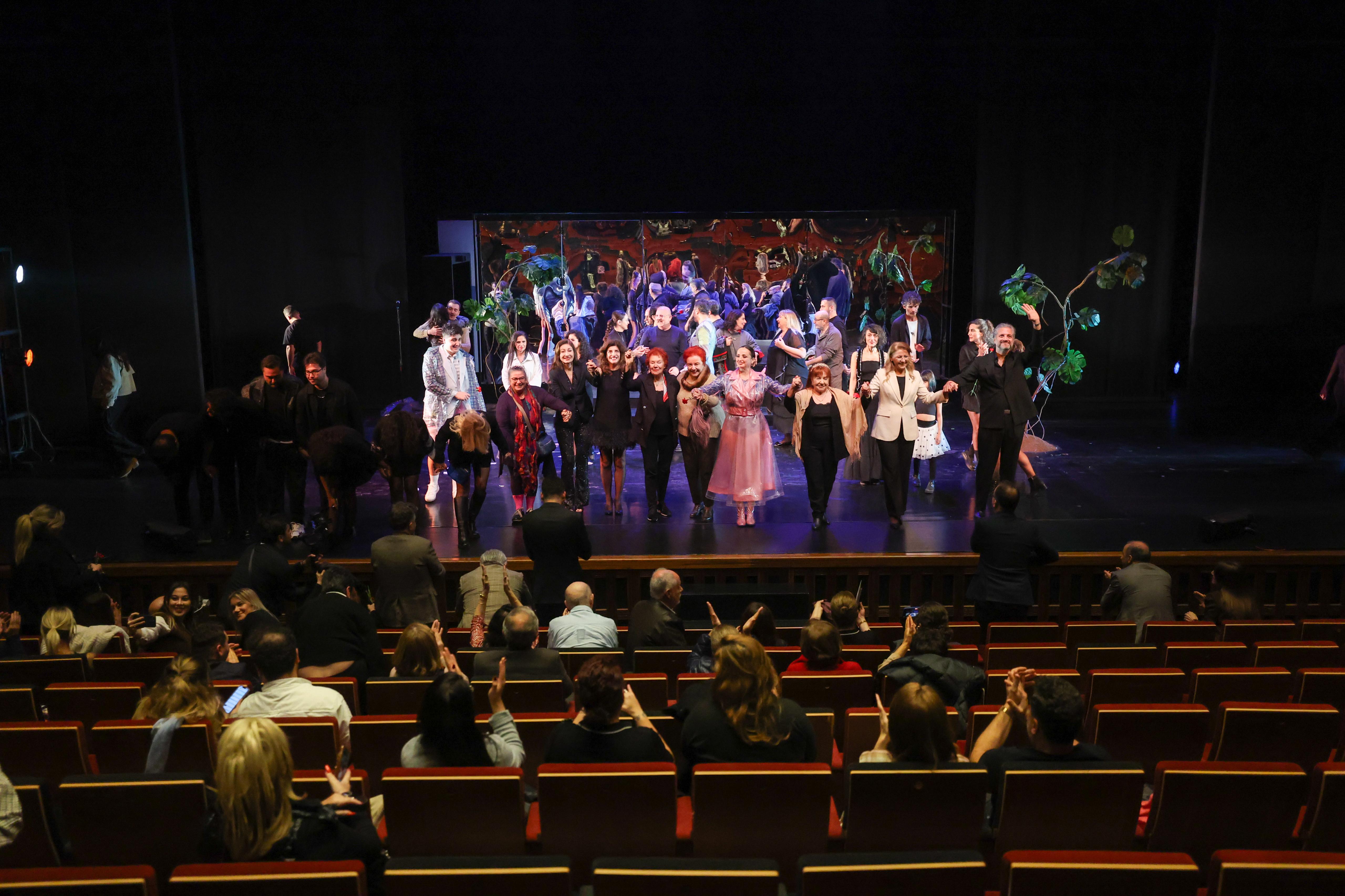 Bakırköy Belediye Tiyatroları’nın iddialı yapımı “Çirkin” galada seyirciyle buluştu