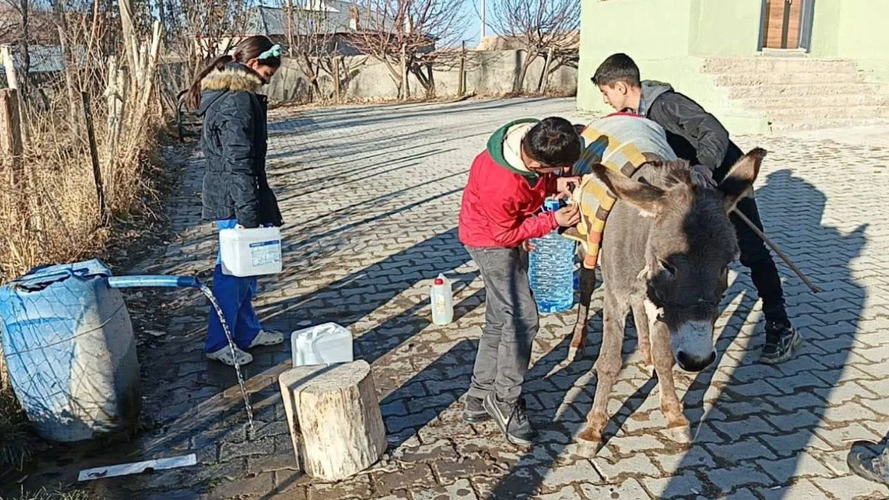 2025 Türkiye'si: Eşeklerle taşınan suya fatura kestiler