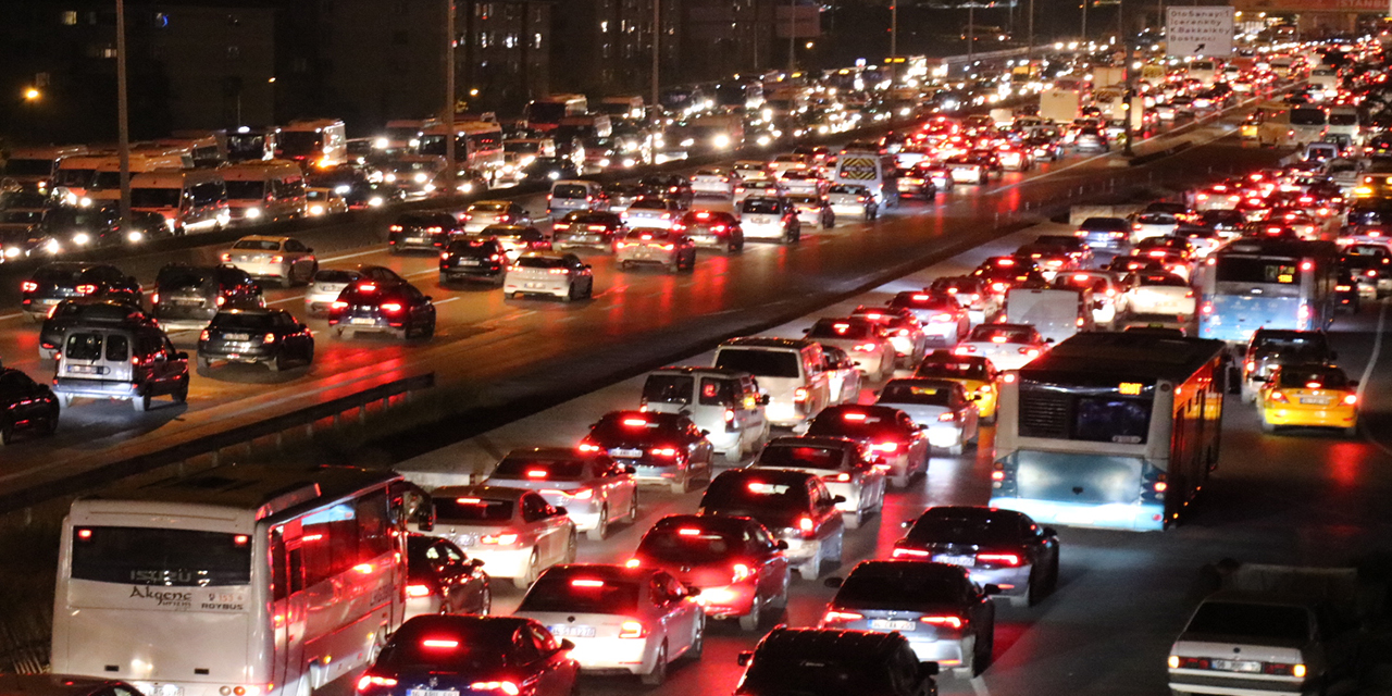 Haftanın son iş gününde trafik felç! Yoğunluk yüzde 90'a kadar çıktı