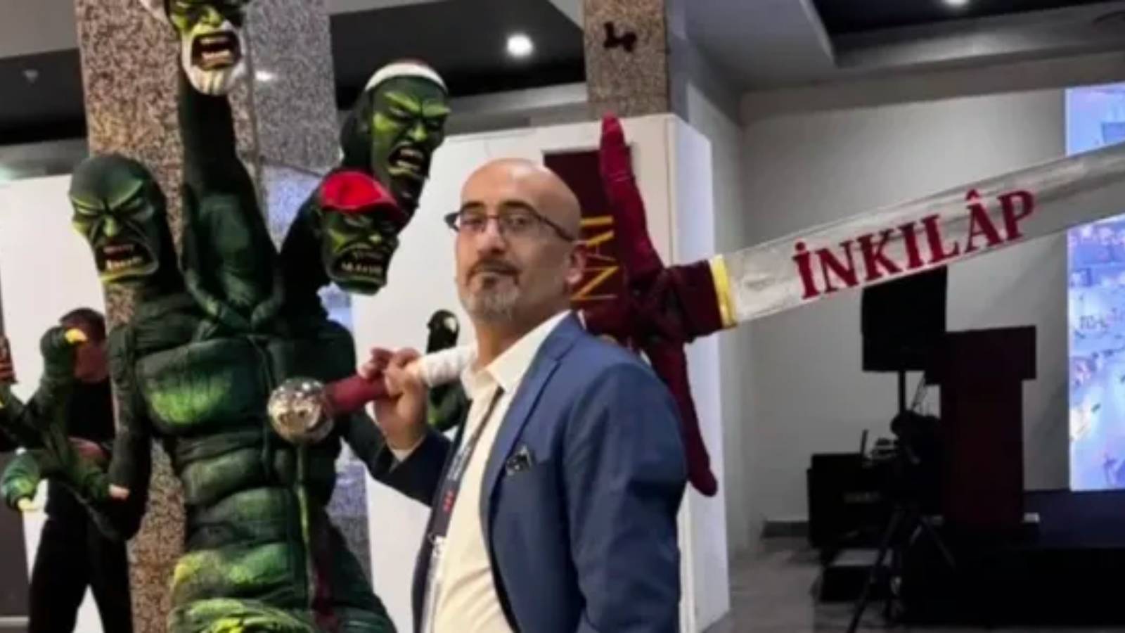 İnkılap heykelini sergileyen ve yapan kişi tutuklandı