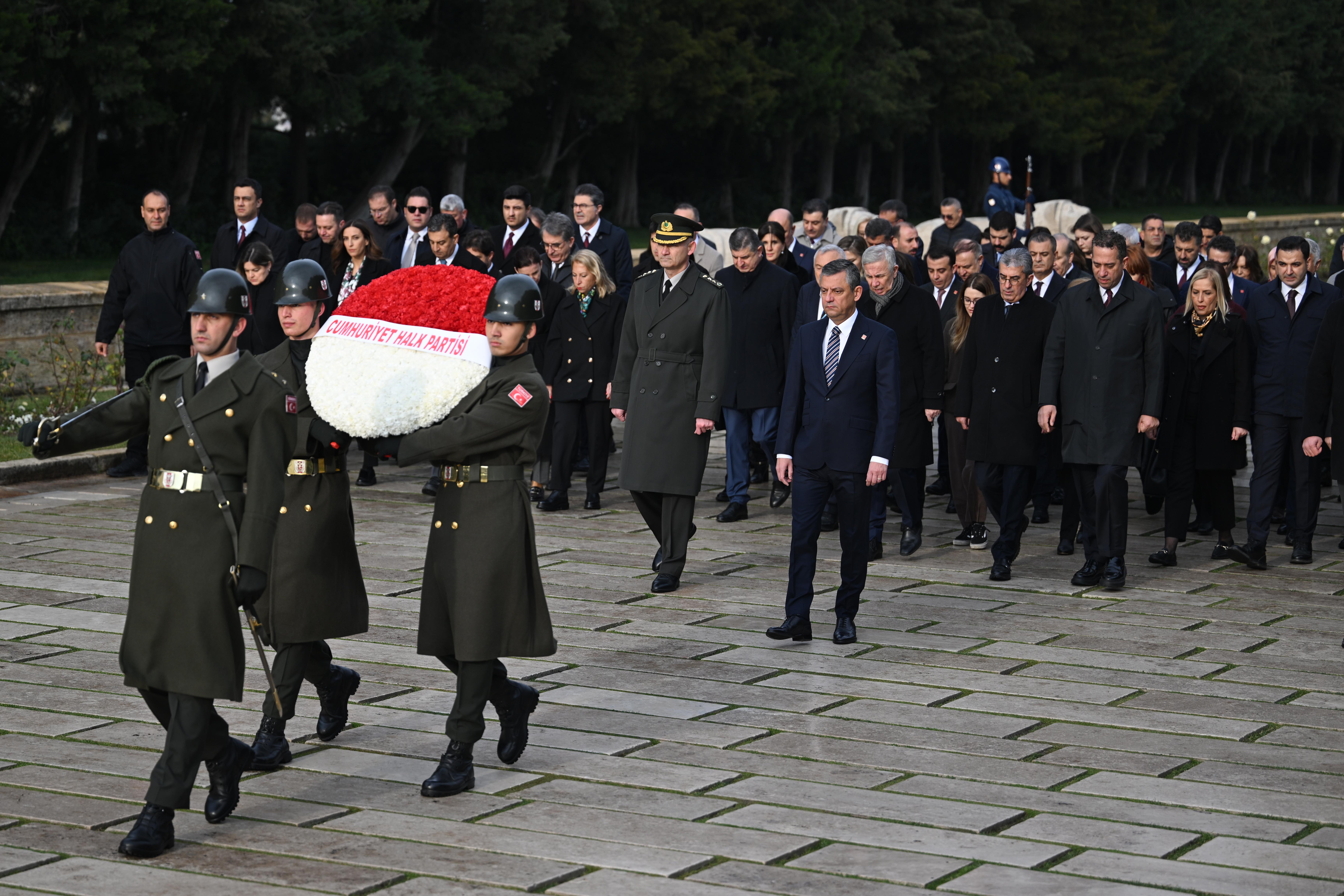 CHP Lideri Özgür Özel, yeni PM ile Anıtkabir’i ziyaret etti
