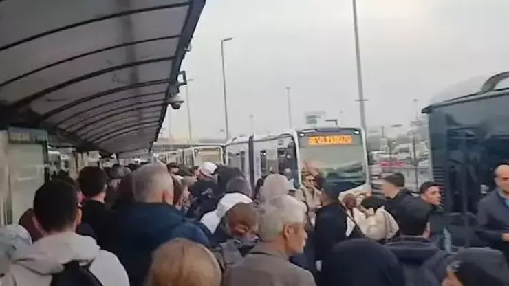 Durakta bayılan 14 yaşındaki çocuğa metrobüs çarptı