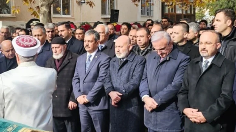 AKP içindeki gerilim cenazeye böyle yansıdı