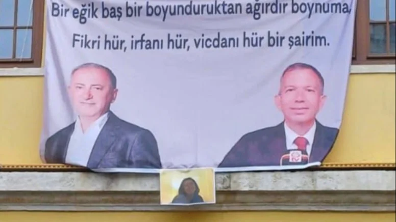 Galatasaray Lisesi'nde Fatih Altaylı pankartı