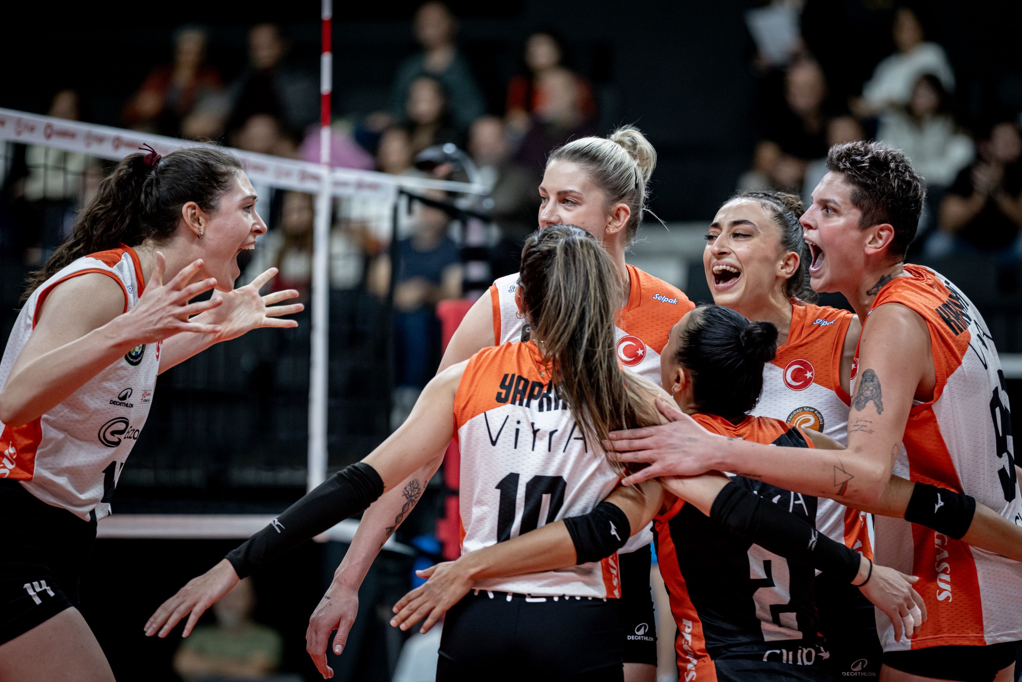 Eczacıbaşı Dynavit, Zeren Spor’u 3-0 mağlup ederek galibiyet serisini sürdürdü