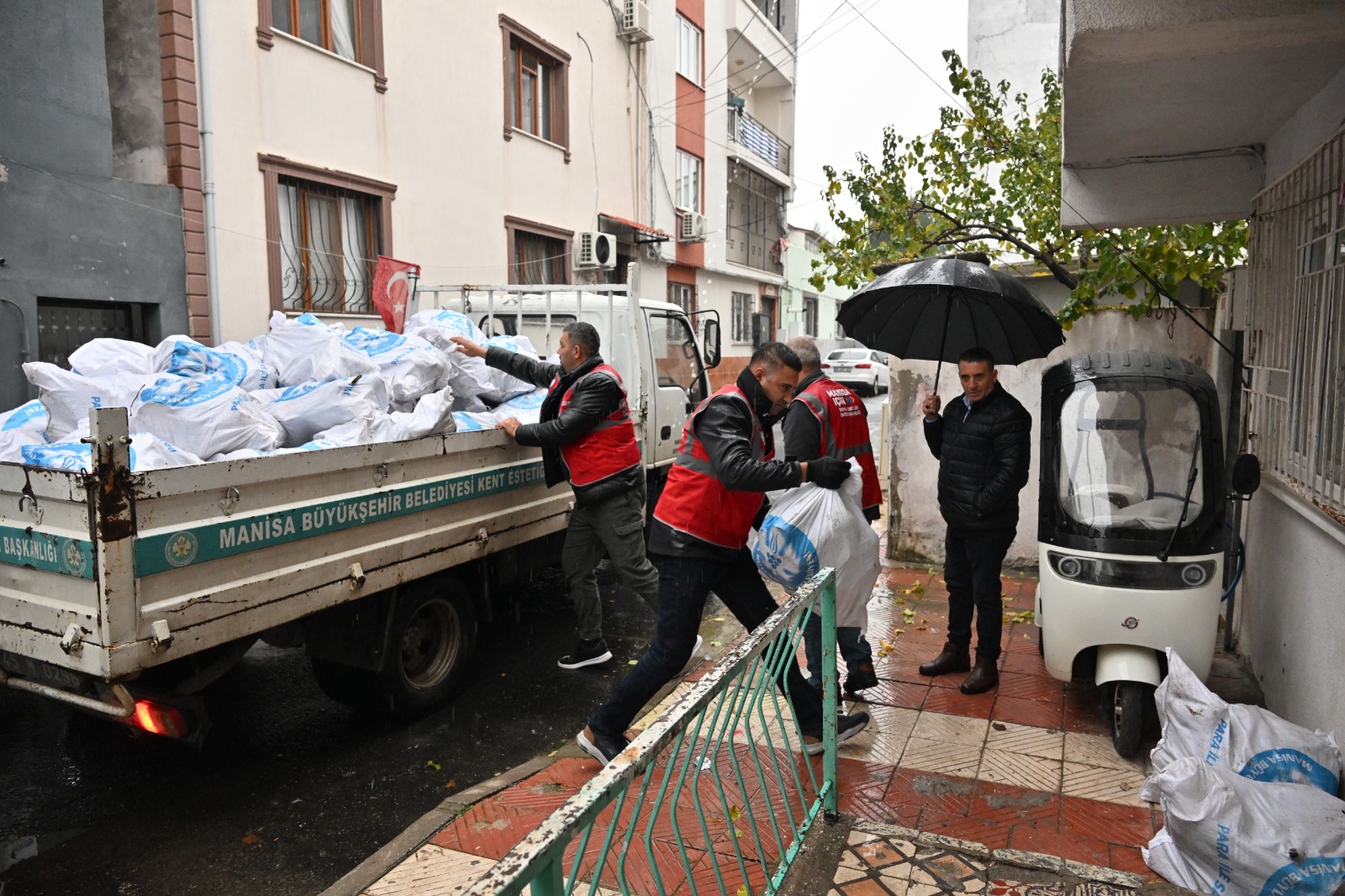 Manisa Büyükşehir Belediyesi’nden ihtiyaç sahiplerine kış desteği