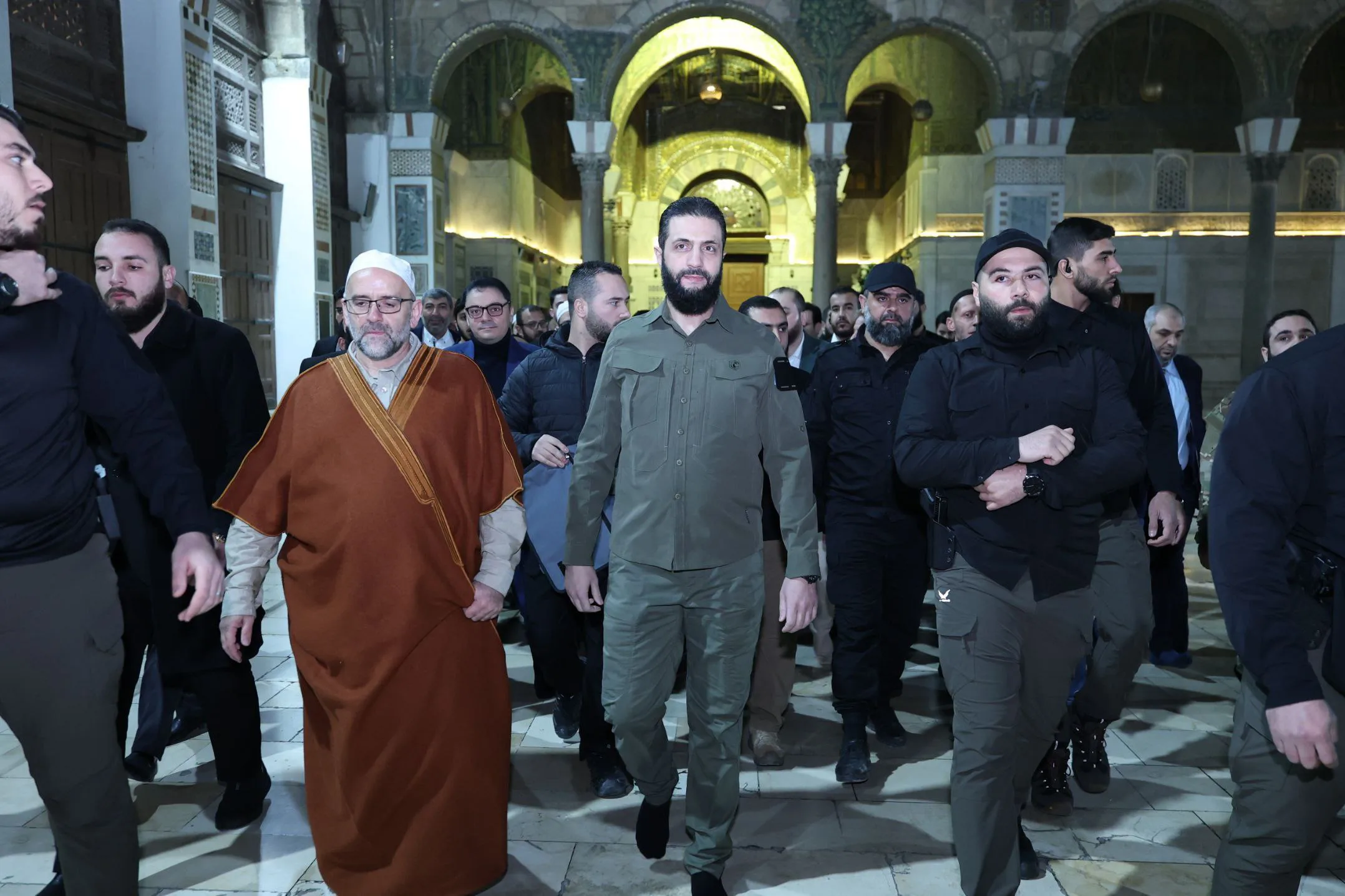 Şara takım elbisesini çıkardı: Askeri kamuflajla namaz kıldırdı