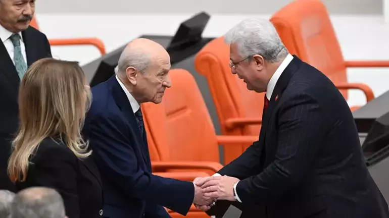 Meclis'te bütçe maratonu başladı: CHP ve DEM Parti heyeti MHP ile tokalaştı