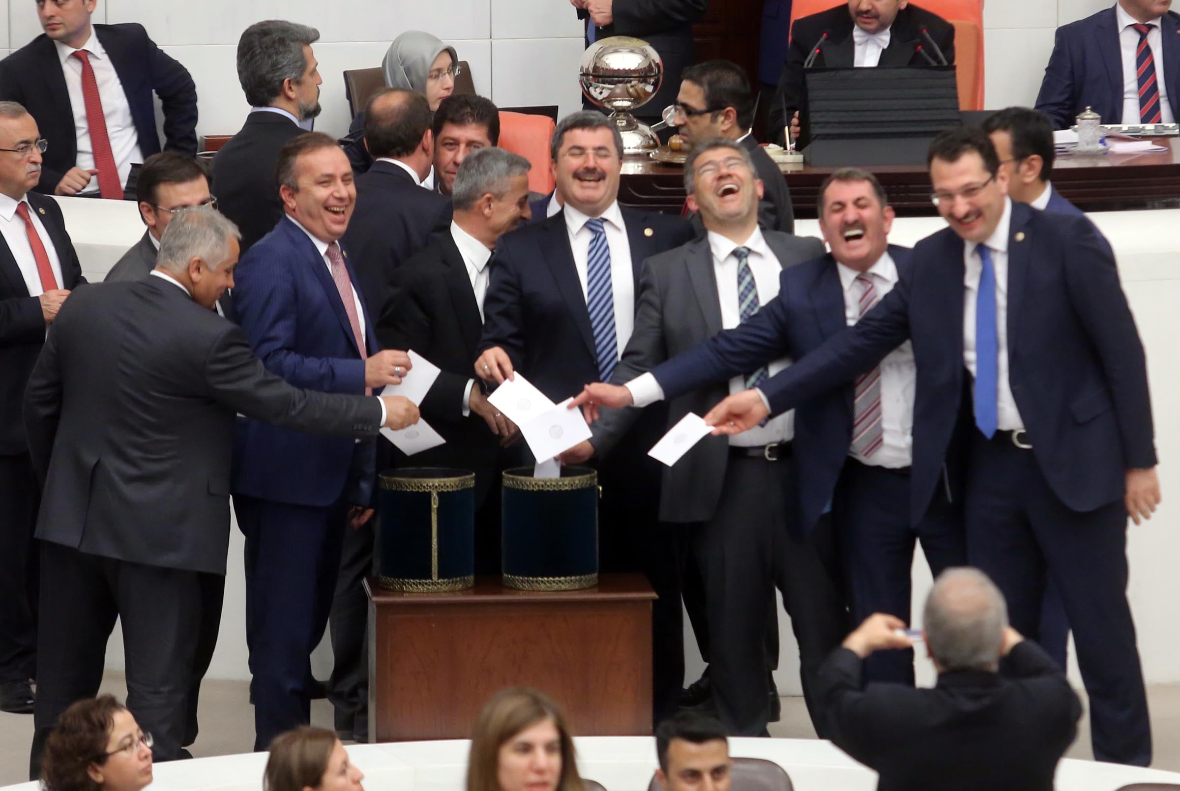 Emekliye ikramiye, çocuğa ücretsiz yemek, çiftçiye ÖTV'siz mazot: Hepsi AKP ve MHP oylarıyla reddedildi!