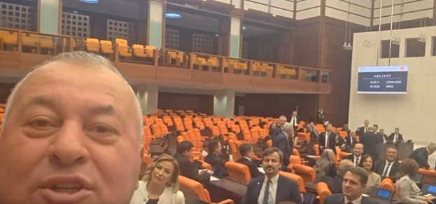 Bütçe görüşmelerinde 3. gün: AKP'li vekiller Meclis'e gelmedi, CHP'liler tepki gösterdi