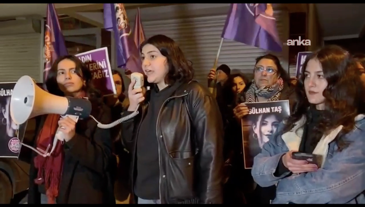 Ankara'da kadınlardan Gülhan Taş'ın öldürüldüğü evin önünde eylem