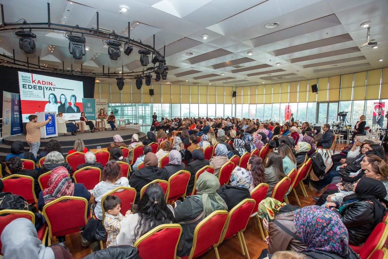 Bursa sanatla yeşeriyor: Kadın ve Edebiyat Söyleşileri’nde Melis Alphan’ın ‘Menopoz Rehberi’ konuşuldu